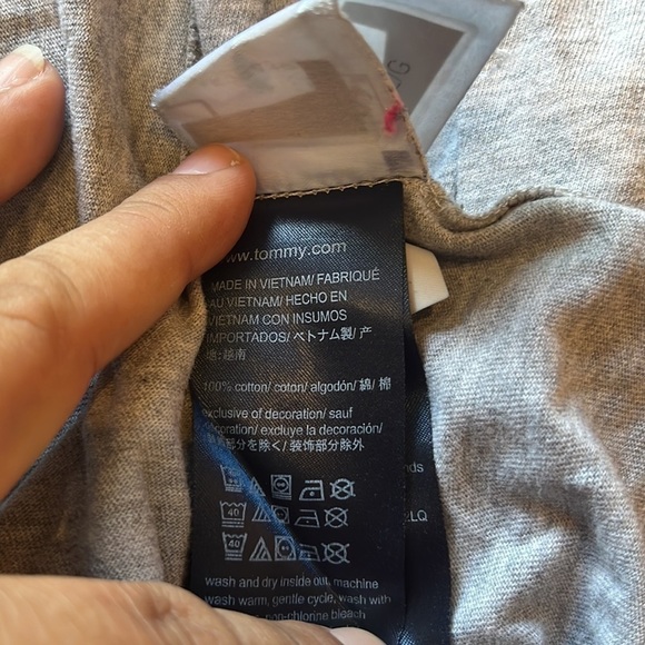 Tommy Hilfiger T-shirt, 100% cotton, loose fit size large​​​ - Picture 3 of 4